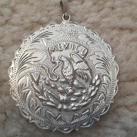 Sterling silver Mexican calendar pendant. - Picture 1 of 3
